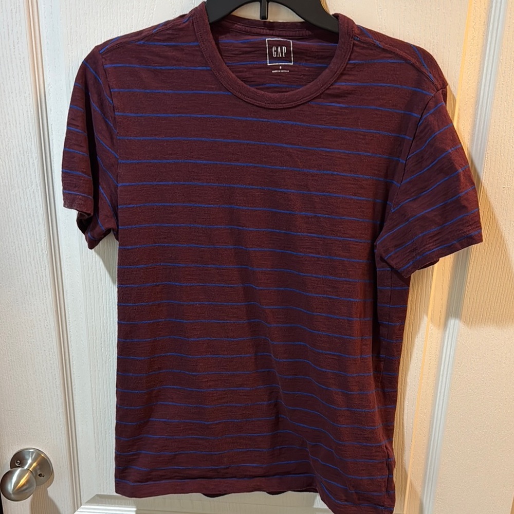 GAP Maroon and Blue Short Sleeve Tee
